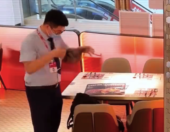 以为是客人小伙子脱掉衣服瞬间变了 网友：压迫感满满！