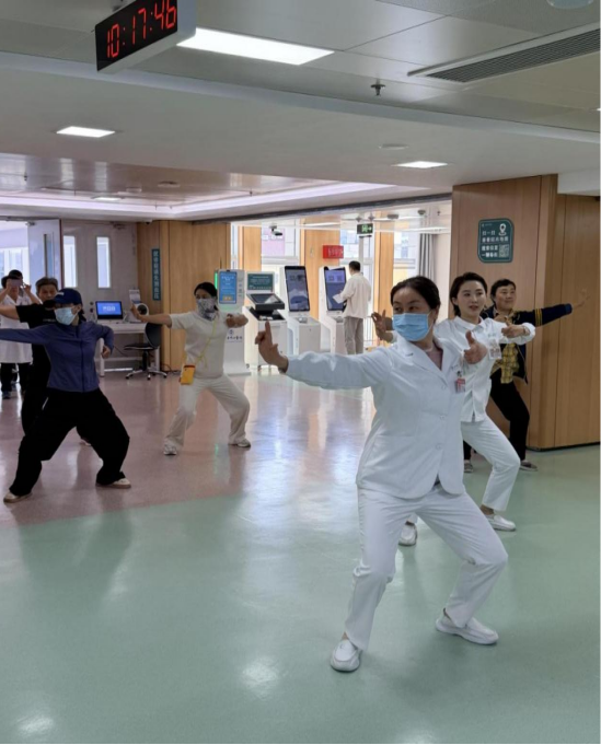候诊告别枯燥等待——泰安市中心医院推出候诊八段锦暖心服务