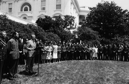 美国总统卡特在白宫玫瑰园接见中国艺术团全体成员并讲话