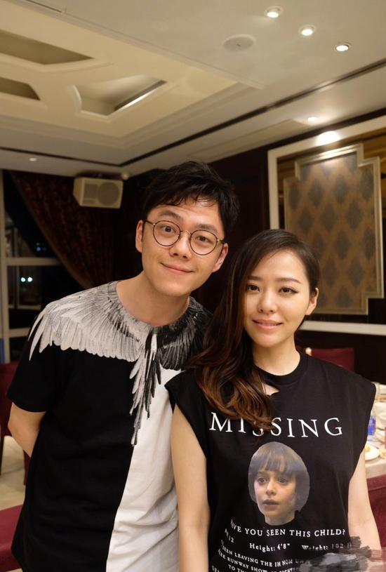 恩爱！张靓颖与小男友深夜甜蜜泡吧 搂肩同回住处