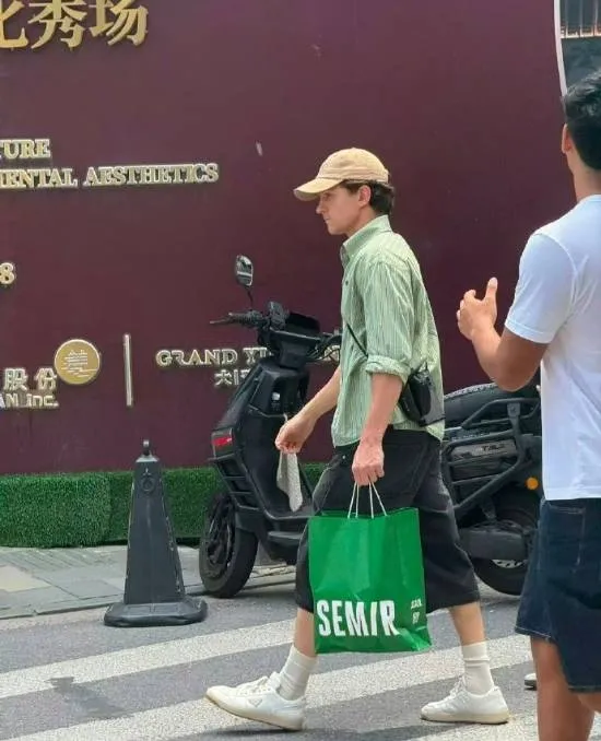荷兰弟穿森马？159元同款裤售罄、店内上线“荷兰弟专区”，“步行街之王”如今七成收入靠孩子