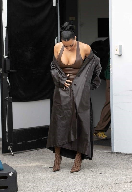 金卡戴珊复工穿2.8万裤袜 网友:对不起只看了硬实力