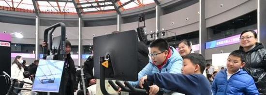 AI革新生活，软硬件结合引领未来，模速空间助力智能发展。