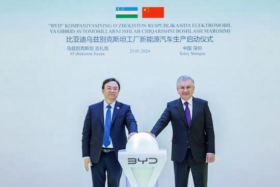 乌兹别克斯坦总统赠球员汽车 国礼彰显技术实力