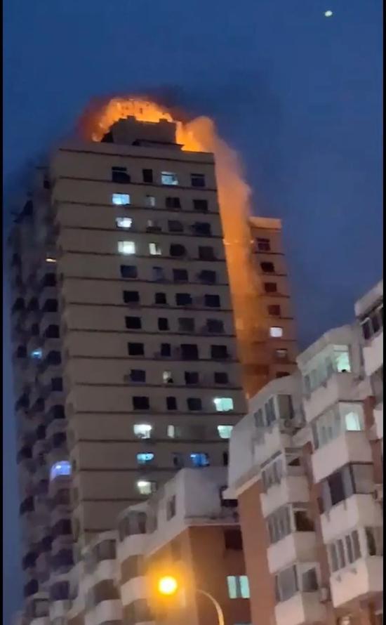 大连一高层建筑突然起火，现场无人员伤亡