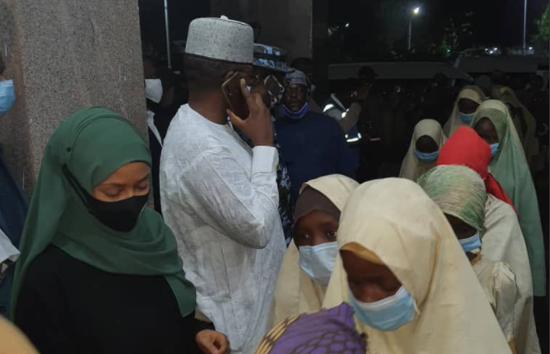 尼日利亚近300名被绑女生获释 政府派专车接回