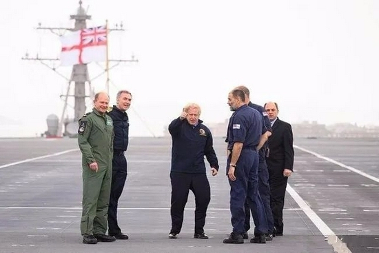 今年早些时候登上航母为舰队送行的英国首相约翰逊（左3）