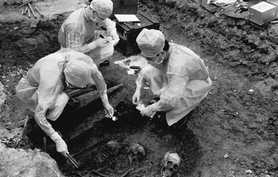  1998年，中国人民解放军军事医学科学院的专家在现场取样。遗骨的发掘现场曾是侵华日军“荣”1644部队的细菌试验工厂。刘相云摄