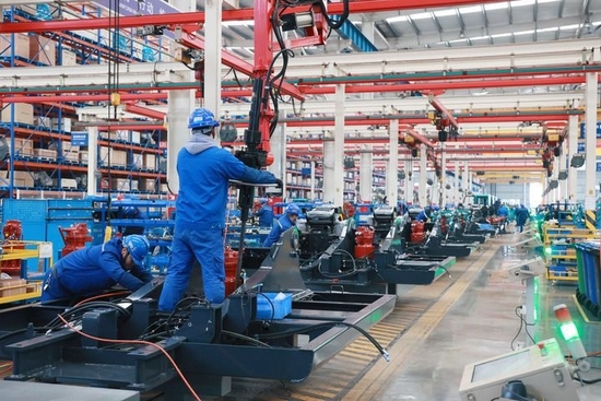 2月7日，湖南山河智能装备股份有限公司的工作人员在车间调试设备。新华社发（受访者供图）