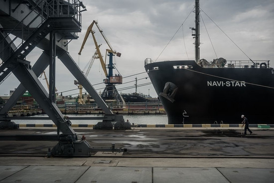 乌克兰敖德萨，一艘船在港口的谷物电梯区等待。（资料图）
