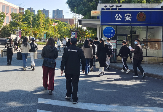 杭州一大学保安20年来默默资助学生：我有钱 只管用！
