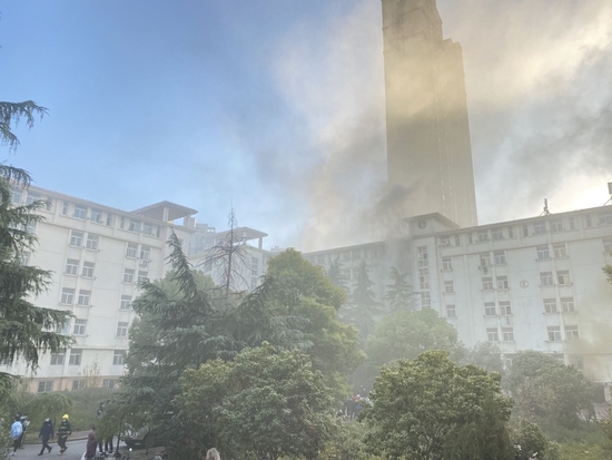 湖北大学一宿舍楼发生火灾！起火原因尚不明确