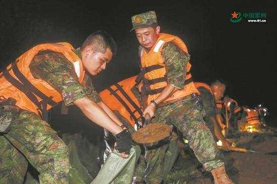 河北多地遇山洪 中部战区组织官兵和民兵紧急救援 