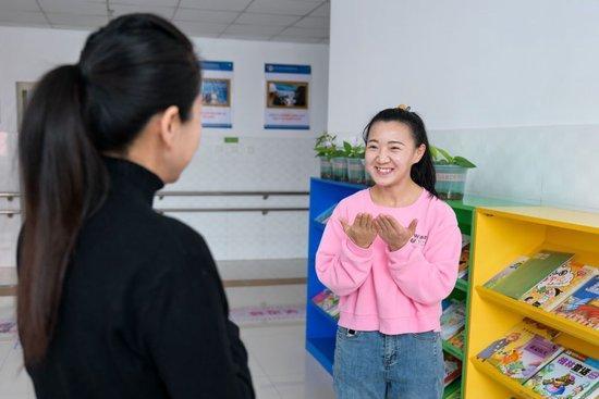 王雅妮（右）在内蒙古呼和浩特市特殊教育学校与同事交流（2024年2月4日摄）。新华社记者 李志鹏 摄
