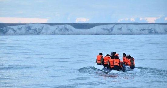 8名移民在试图穿越英吉利海峡时死亡