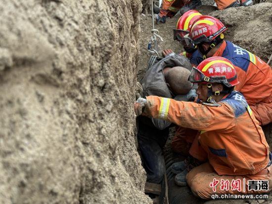 工人在开挖沟渠时遇塌方 消防员救人 2小时紧张救援成功