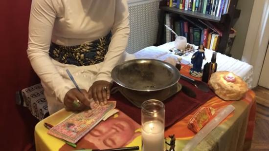 中國冥幣海外爆火一沓7至20美元 壟斷西方陰間經(jīng)濟命脈