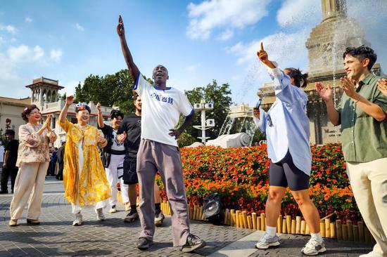 重慶粉絲送無語哥一份抽象禮物 體驗中國城市文化之旅