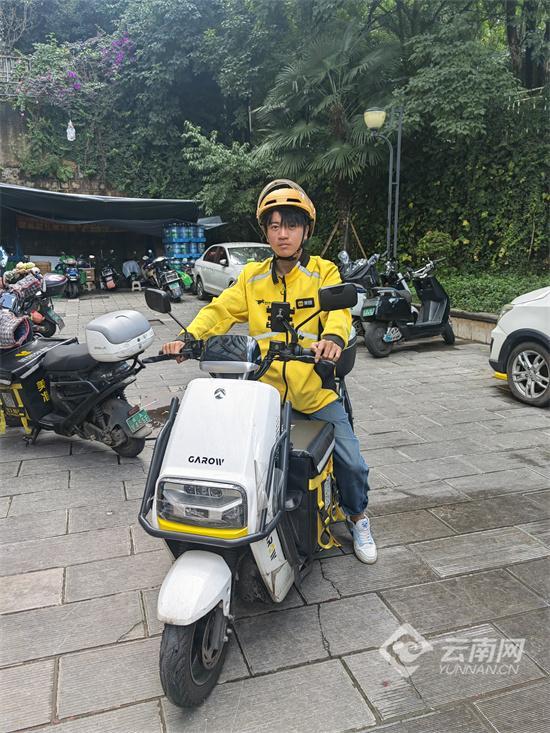 昆明一外卖小哥冒雨救人 见义勇为获表彰