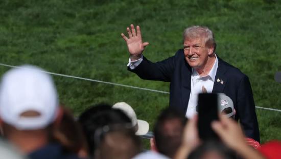 特朗普出席高尔夫球赛 政府关门危机引争议