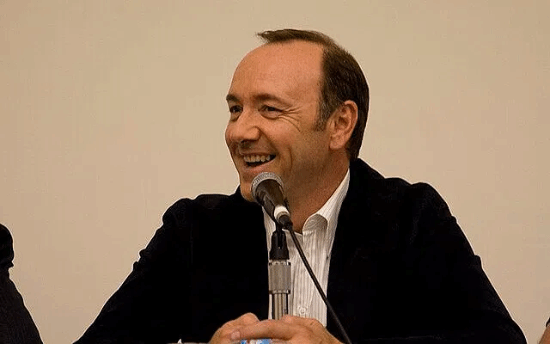 66岁奥斯卡影帝哭诉无家可归 财务困境曝光