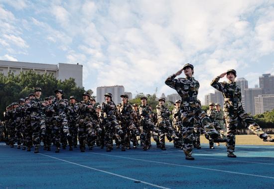 数千名新兵授衔大场面震撼来袭 青春誓言响彻军营
