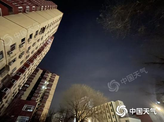 北京今天白天晴间多云，偏北风二三间四级，最高气温7℃