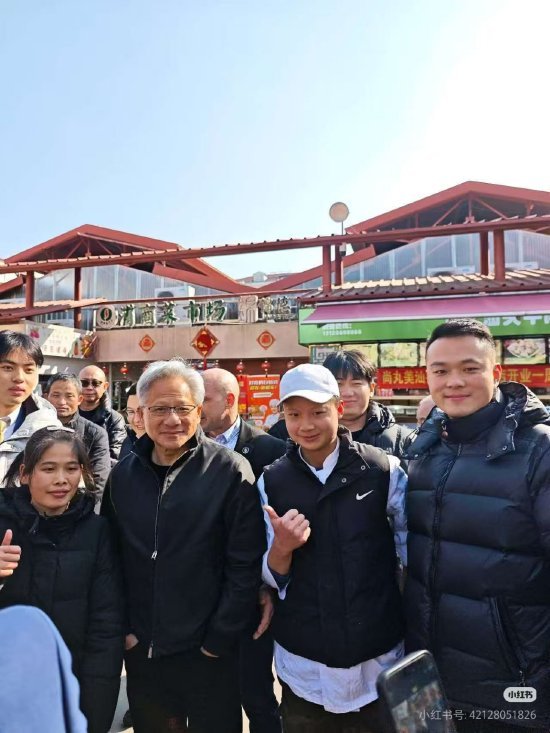 黄仁勋现身上海菜市场 体验市井风俗