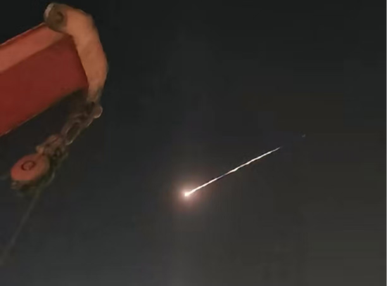 受困船员称钱到位去伊朗装货也不怕 战火中的坚守与等待