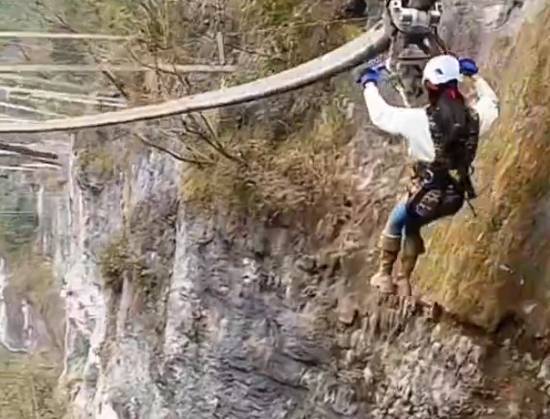 贵州猴耳天坑滑道