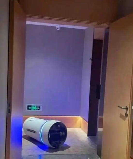 机器人进电梯被男子一脚踹倒 暴力行为引争议