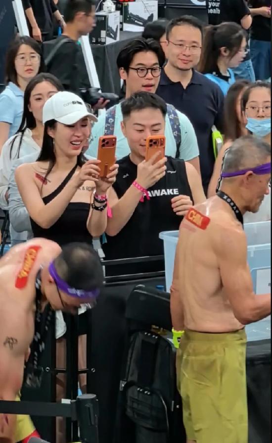 75岁王石参加HYROX北京站比赛 与妻子田朴珺互动引发热议