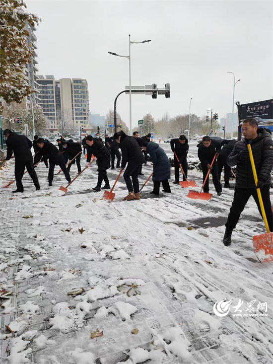 冷的雪，暖的城！淄博“红马甲”浴“雪”奋战