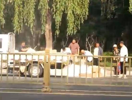 济南市莱芜区：路遇火情！公交驾驶员接力灭火保平安