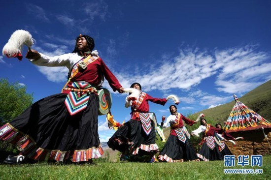 在山南市琼结县，久河村卓舞队的队员在表演国家级非物质文化遗产项目——“久河卓舞”（2020年7月1日摄）。新华社记者 詹彦 摄
