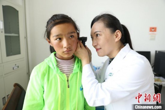 在林芝市人民医院，彭宏教授团队为卓玛进行听力检查。广东省第二人民医院供图