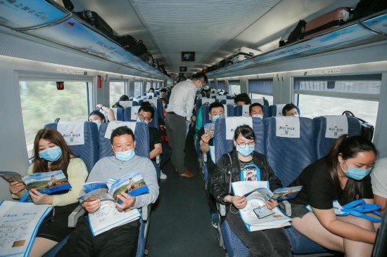 “安徽援藏 山南欢迎您”高铁冠名列车极速启程
