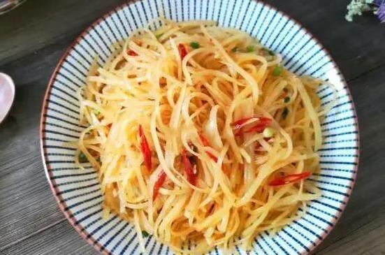 土豆丝切细焯水1分钟，酸辣爽口全家抢着吃，你还没试？