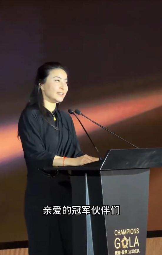 邓亚萍郭晶晶同框了 体育明星齐聚晚宴