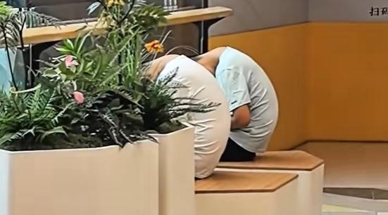 60度低头玩手机等于脖子扛50斤水泥 颈椎负重惊人