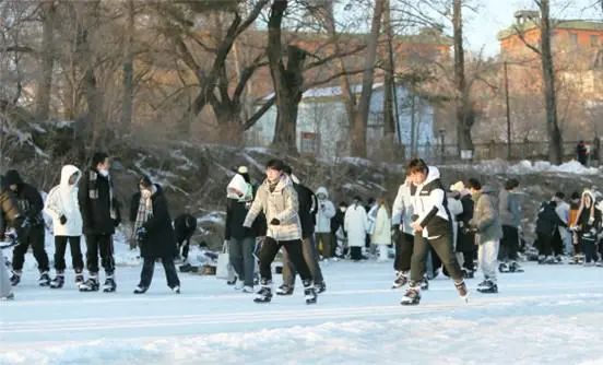 哈尔滨超5000名大学生上演速度滑冰超嗨