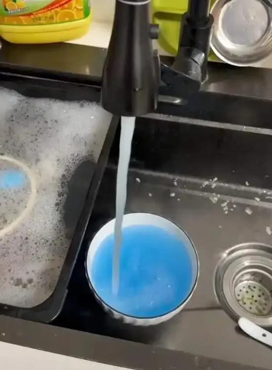 小区自来水变蓝 官方通报：情况属实