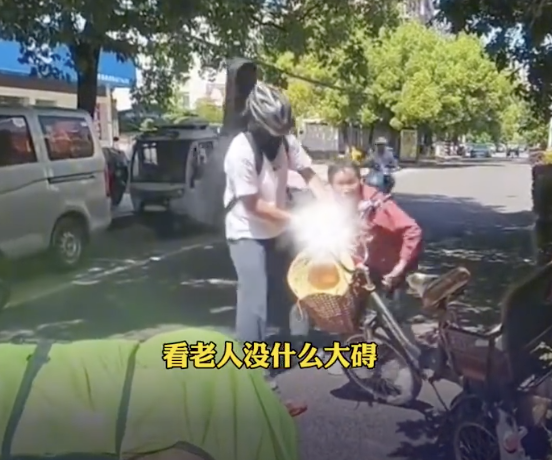 老人被扶起后讹人发现录像秒改口 幸好全程录像留证