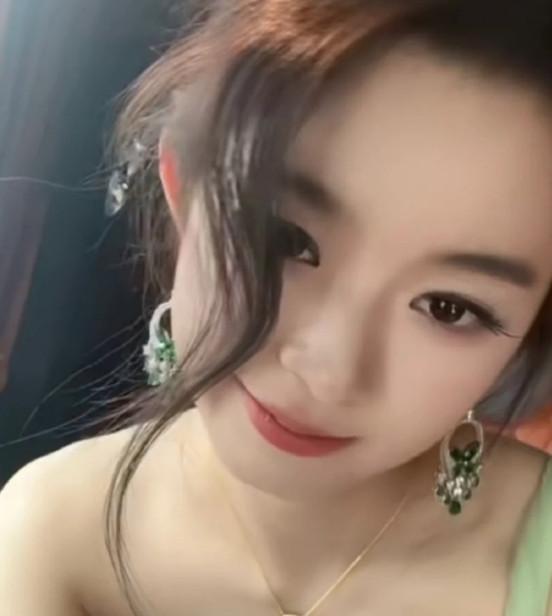 伟德bv1946官网-黄杨钿甜弟弟因耳环风波被欺负 家庭受牵连