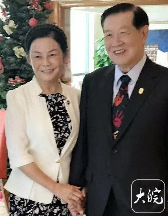 神探李昌钰灵骨安葬 夫人扶灵痛哭 落叶归根深情告别