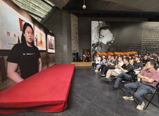 “索光照眼·王安怿摄影艺术展”在西安建筑科技大学贾平凹文学艺术馆开幕