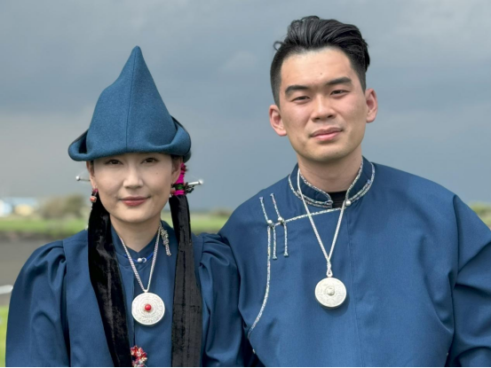 走遍中国:写生团邂逅布里亚特草原婚礼