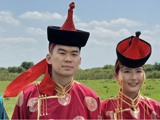 走遍中国:写生团邂逅布里亚特草原婚礼