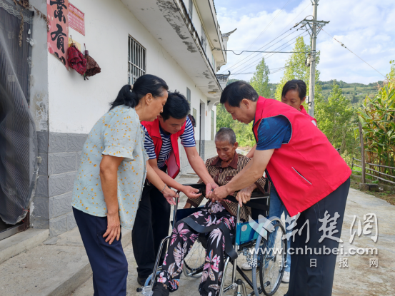 竹山县官渡镇中场村：“爱心轮椅”送上门 志愿服务暖民心