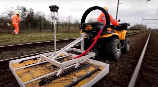 数千狗獾挖洞致轨道下沉，荷兰铁路一度瘫痪 工人用肉引獾出洞